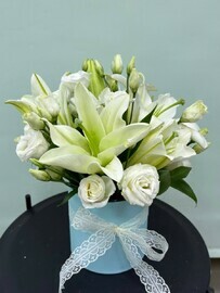 Kompozitciya iz lilii i eustomi