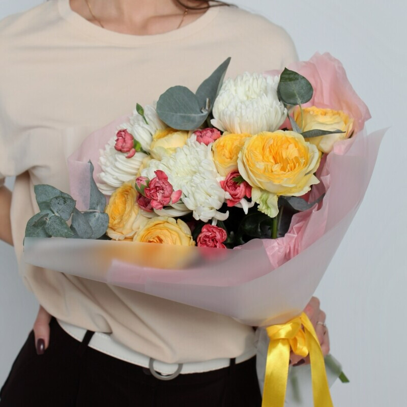 YArkij buket iz kustovih roz i diantusov, standart