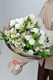 Букет из хризантемы и альстромерий