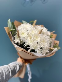 Букет с белой кустовой Хризантемой и колосьями с эвкалиптом