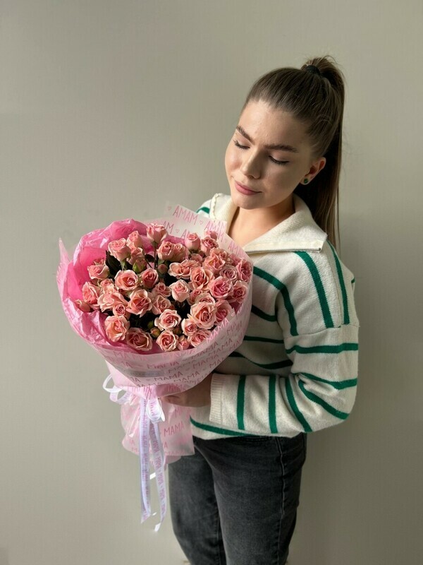 Kruglij buket iz nezhno-rozovoj kustovoj rozi FT1642, kruglij buket iz nezhno-rozovoj kustovoj rozi