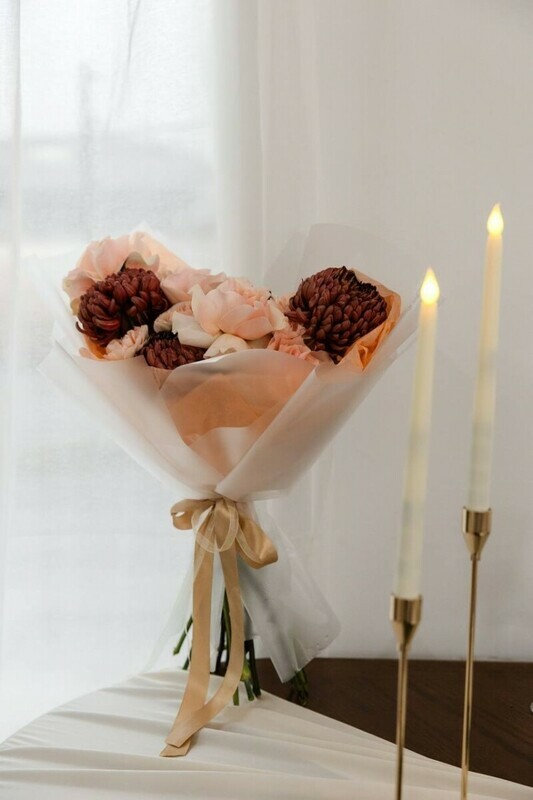 Pudrovij buket s sezonnoj hrizantemoj i rozoj FT1623, standart