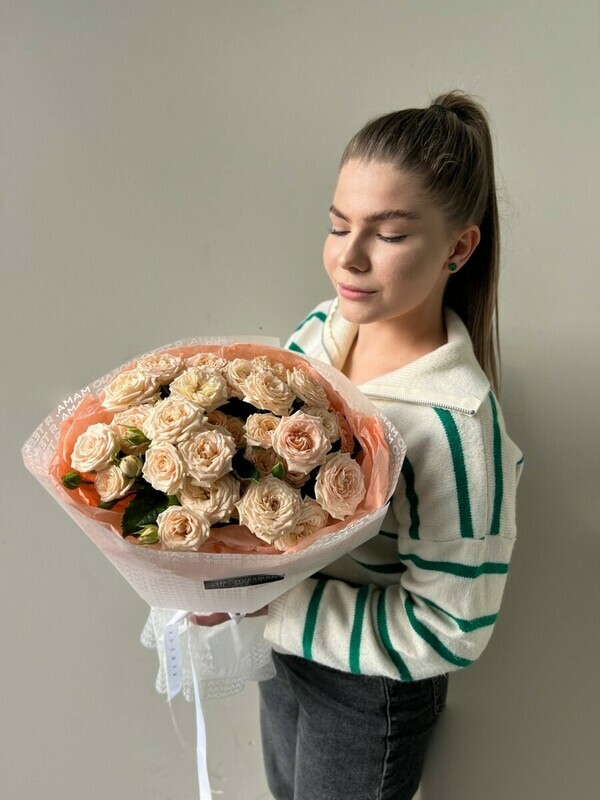 Persikovaya kustovaya roza v krasivoj upakovke FT1644, standart