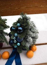 Елочка из нобилиса с елочными игрушками FT1172