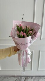 Букет тюльпанов в авторской розовой упаковке FT1747