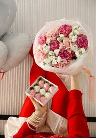 Kombo : Buket s frantcuzskimi rozami i klubnika v shokolade 9 yagod FT1720