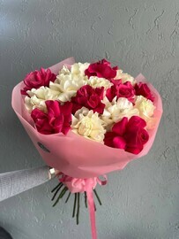 Букет из вывернутых роз в круглой упаковке FT1455