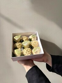 Подарочный набор с клубникой в шоколаде и дольками киви 9 ягод FT1801