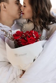 Алая французская роза с ароматной генистой FT1324