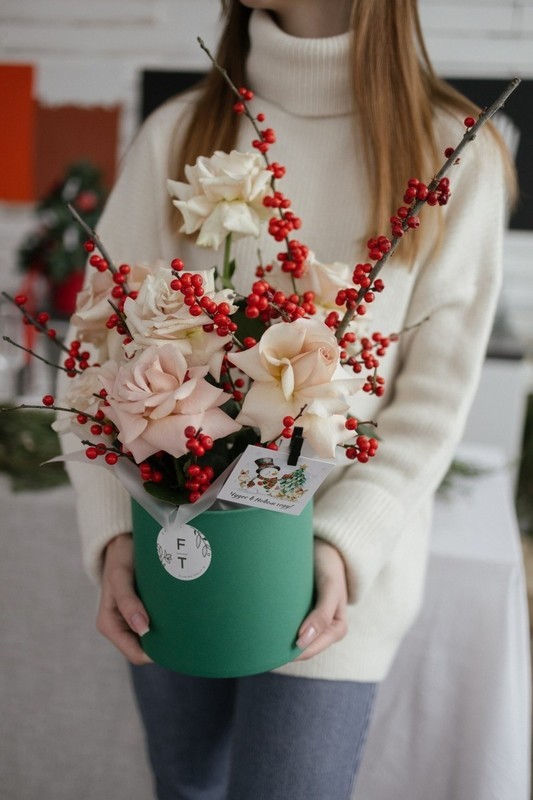 Круглая коробка с бежевой розой и Новогодними ягодками Илекса FT1118, стандартный