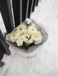 Белоснежный букет кружевных ранункулюсов FT1167