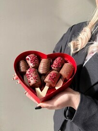 Банан в Бельгийском шоколаде с малиновой посыпкой FT1799