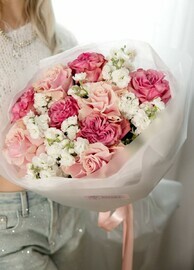 Ob_emnij buket s yarkimi rozami i nezhnoj mattioloj FT1707