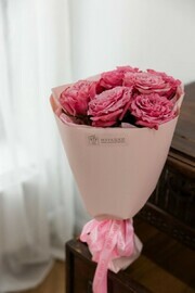 Монобукет из пионовидной розы Кантри Блюз в нежной упаковке FT1620