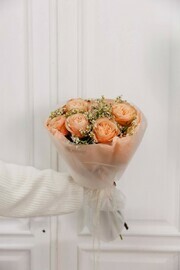 Persikovaya pionovidnaya roza s romashkoj FT1624