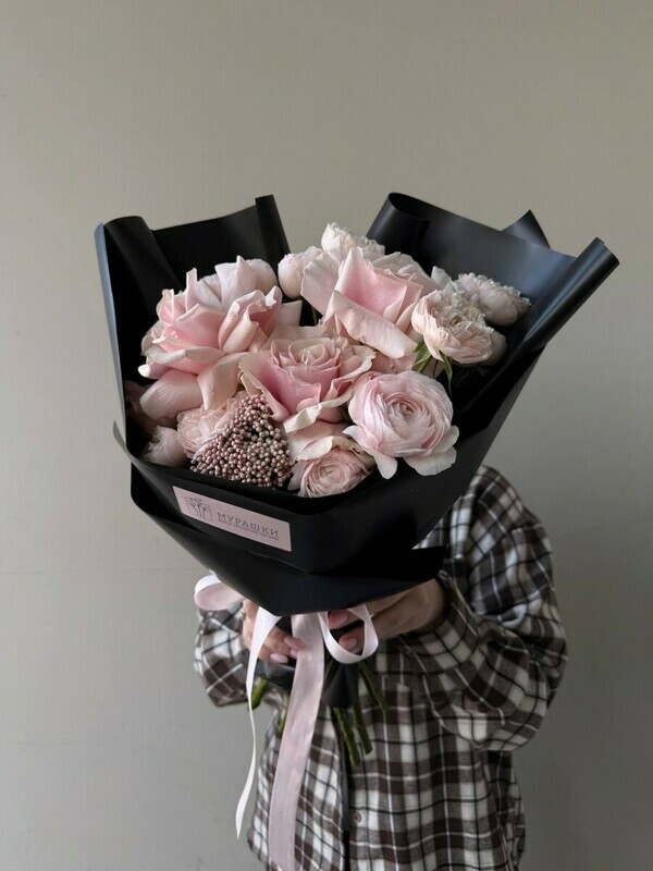 Нежный букет в черной стильной упаковке FT1795, стандартный