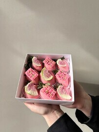 Подарочный набор с клубникой в шоколаде и дольками инжира 9 ягод FT1800