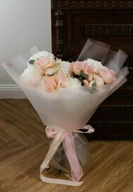 Зефирный букетик с ранункулюсами и хризантемой FT1646