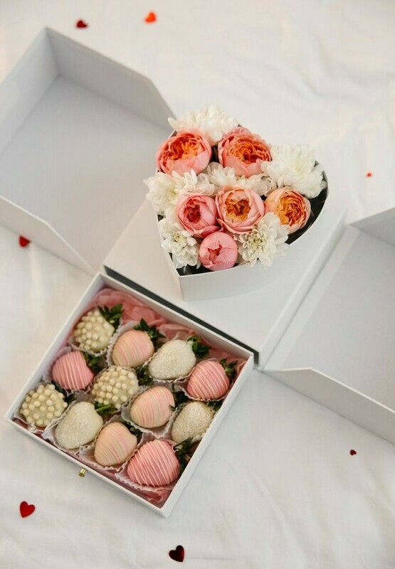 Коробка - сюрприз с цветами и клубникой в Бельгийском шоколаде FT1714, стандартный