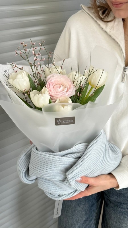 Чувственный букет с белыми тюльпанами FT1306, стандартный