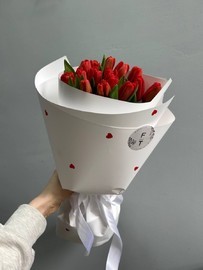 Букет из красных тюльпанов в белой упаковке  FT1231