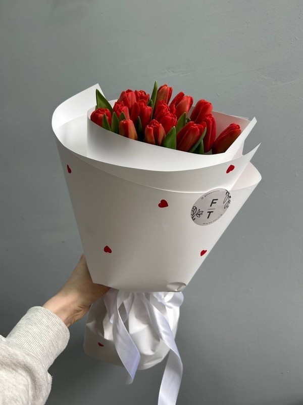 Букет из красных тюльпанов в белой упаковке  FT1231, стандартный