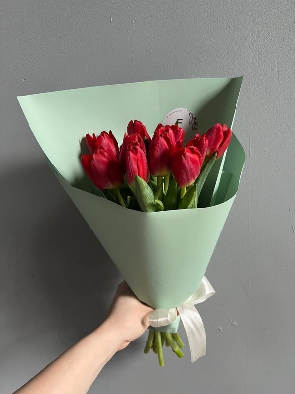 11 Красных тюльпанов в стильной упаковке FT1237, стандартный