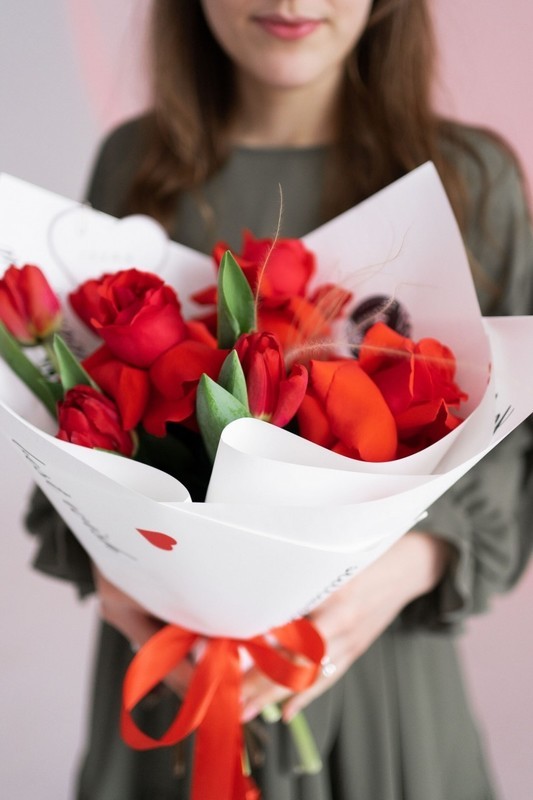 Букет яркий с французской розой и тюльпанами FT1242, стандартный