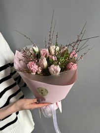 Розовые пионовидные тюльпаны с веточками генисты FT1254