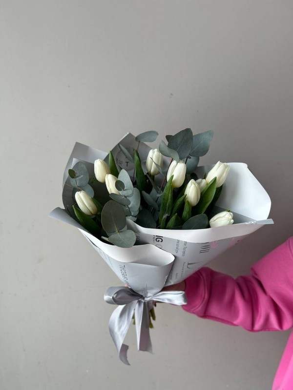 Белые тюльпаны с эвкалиптом FT1271, стандартный