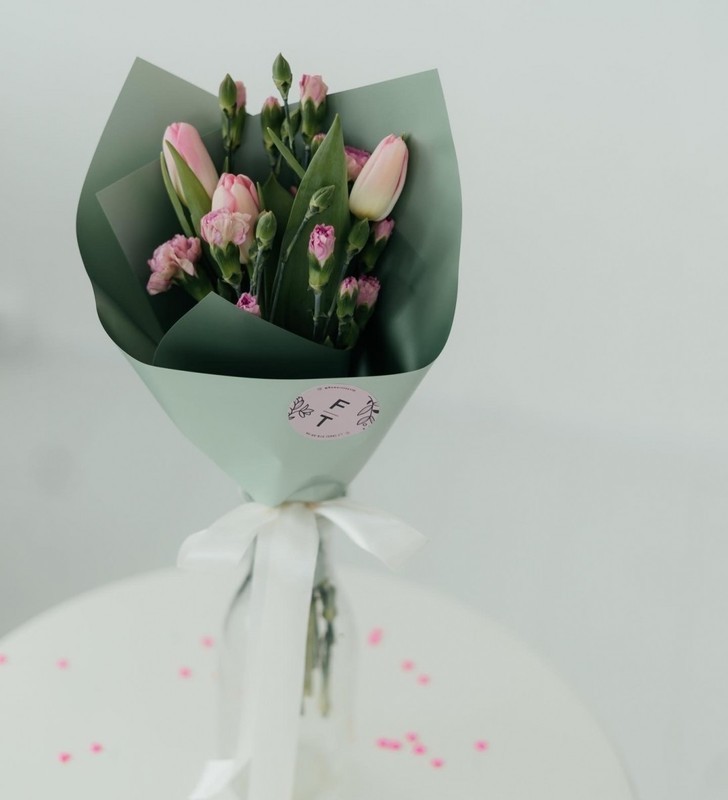 Букет- комплимент из тюльпанов и кустового диантуса FT1286, стандартный