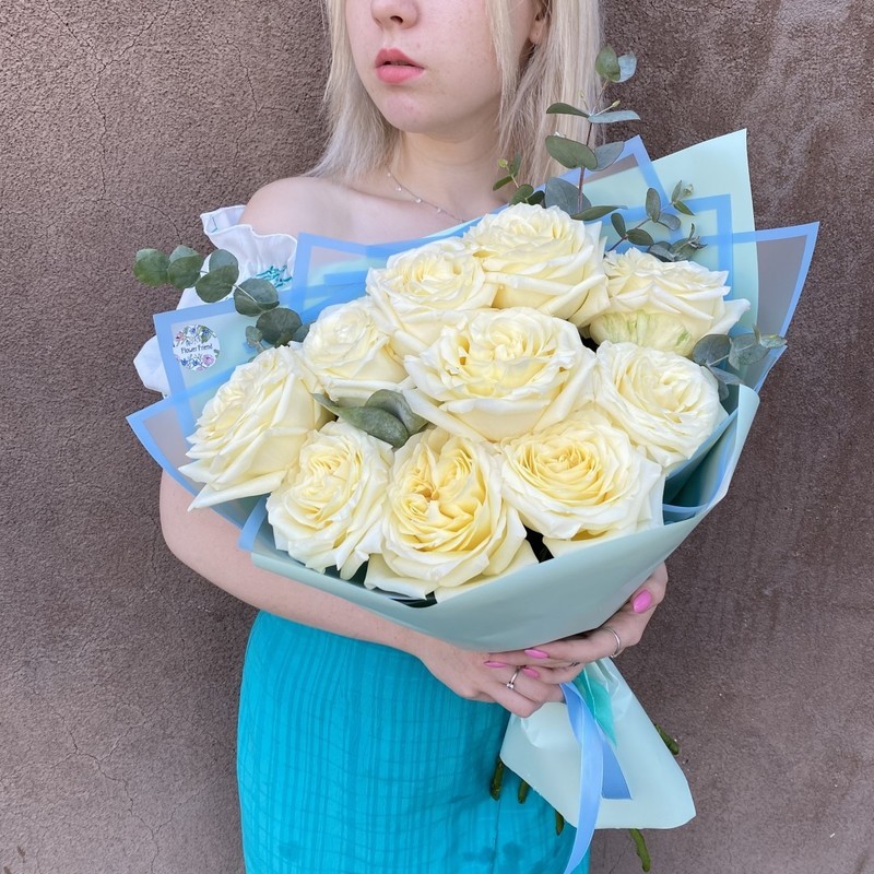 11кремовых пионовидных роз, розы пионовидные