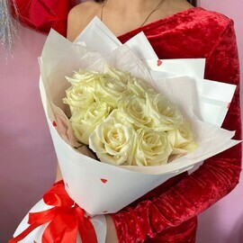 11 белых роз