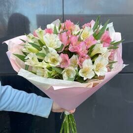 Букет из 11 стойких альстромерий