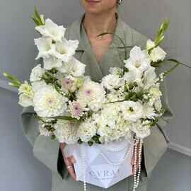 Белая коробка с гладиолусами и георгинами