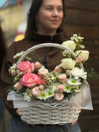 Корзина с сезонными цветами