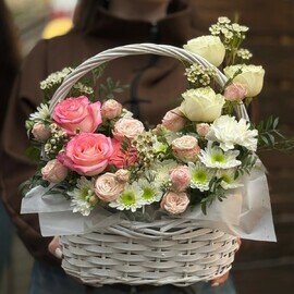 Корзина с сезонными цветами