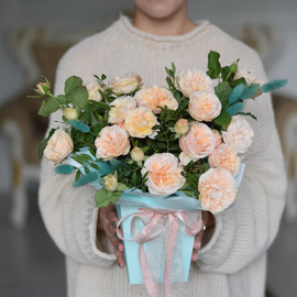 s kustovoj rozoj Anglijskij polden_