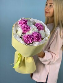 Buket s diantusami i hrizantemoj