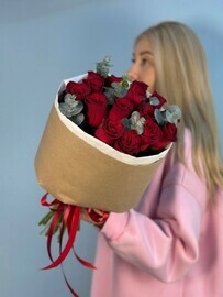 15 роз Кения 42см с эвкалиптом