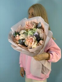 Buket s frantcuzskimi rozami i dianusami