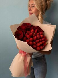 Букет с клубникой и розами 