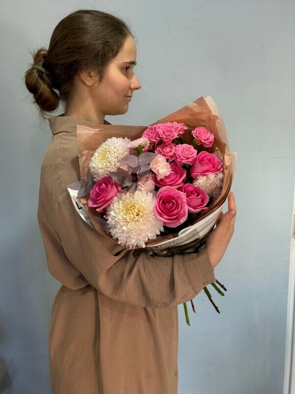Buket iz hrizantemi, rozi, kustovoj rozi, gvozdiki kustovoj 105, standart