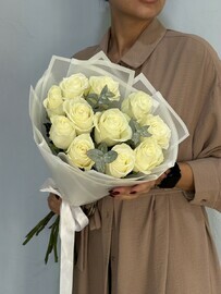 Belosnezhnij buket iz kenijskoj rozi i evkalipta