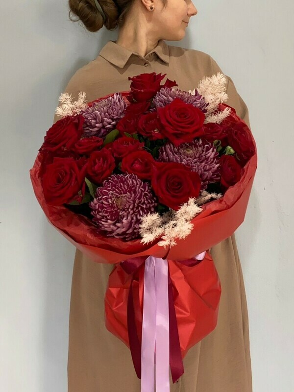 Пышный букет из хризантемы, розы ред наоми и кустовой розы, стандартный