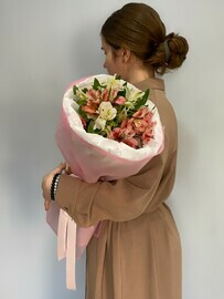 Buket iz 5 vetochek nezhnoj al_stromerii