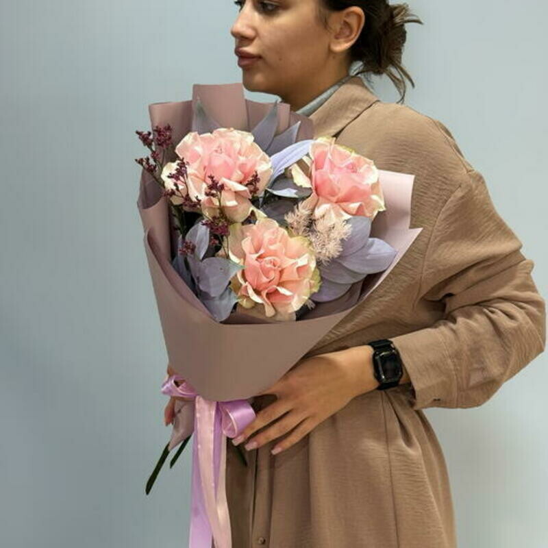 Букет из французской розы и декоративной зелени 166, стандартный