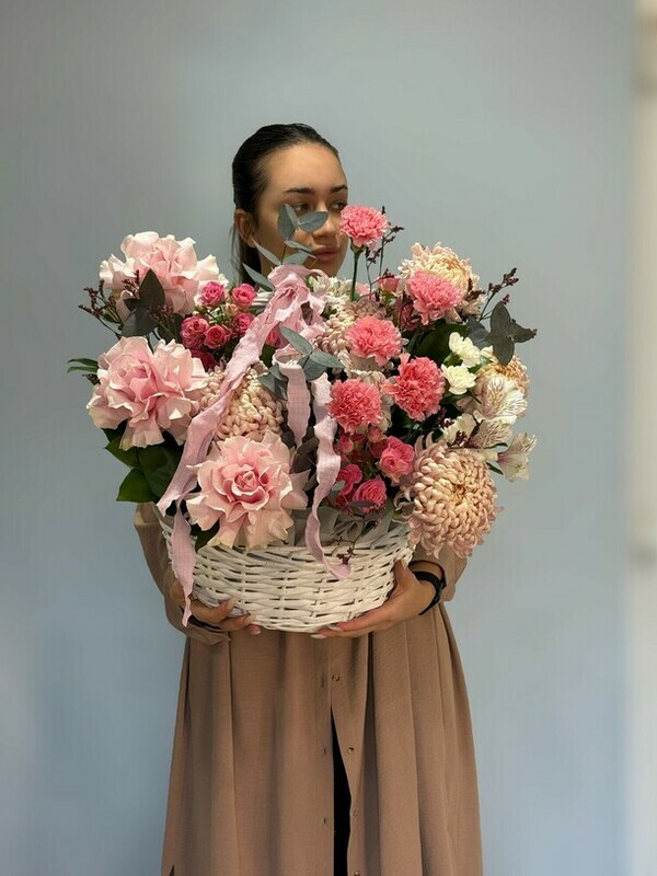 Цветочная композиция из кустовой розы, гвоздики, альстромерии, хризантемы и французской розы 017, премиум