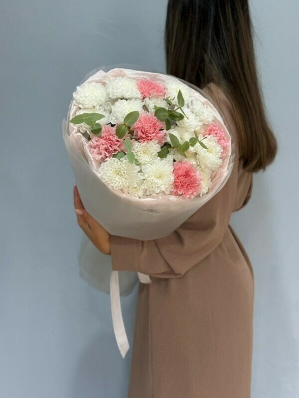 Букет из хризантемы кустовой, диантуса, эвкалипта, стандартный