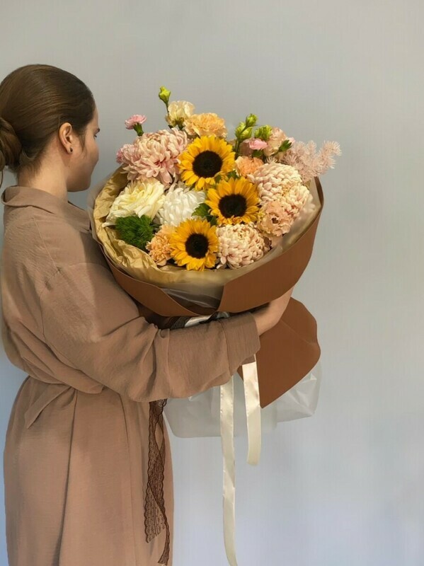 Пышный букет из подсолнуха, кремовой хризантемы, гвоздики, диантуса, эустомы, розы, стандартный